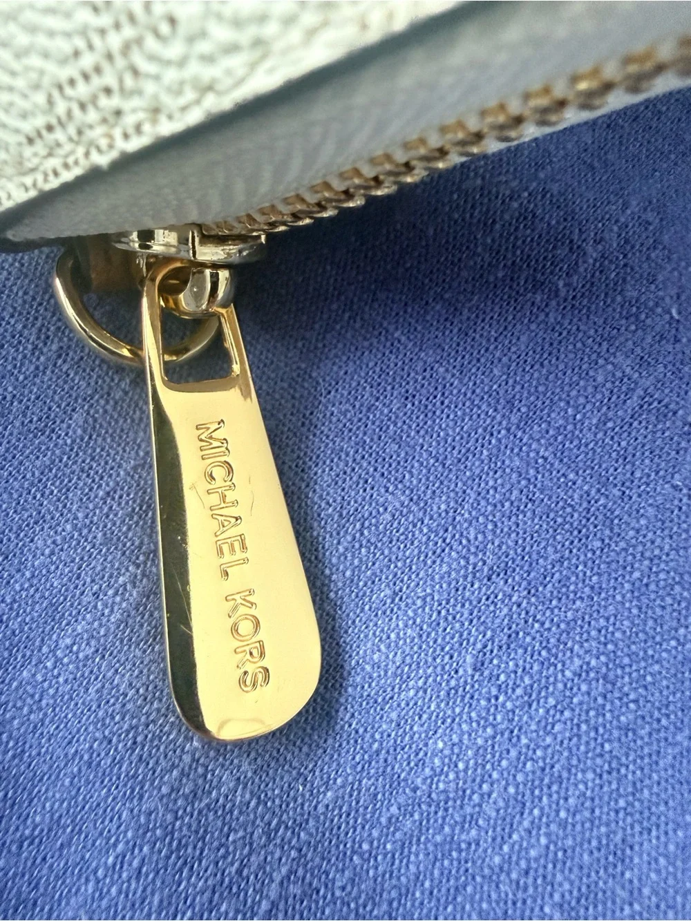 Michael Kors Outlet White and Gold Signature Zip Wallet